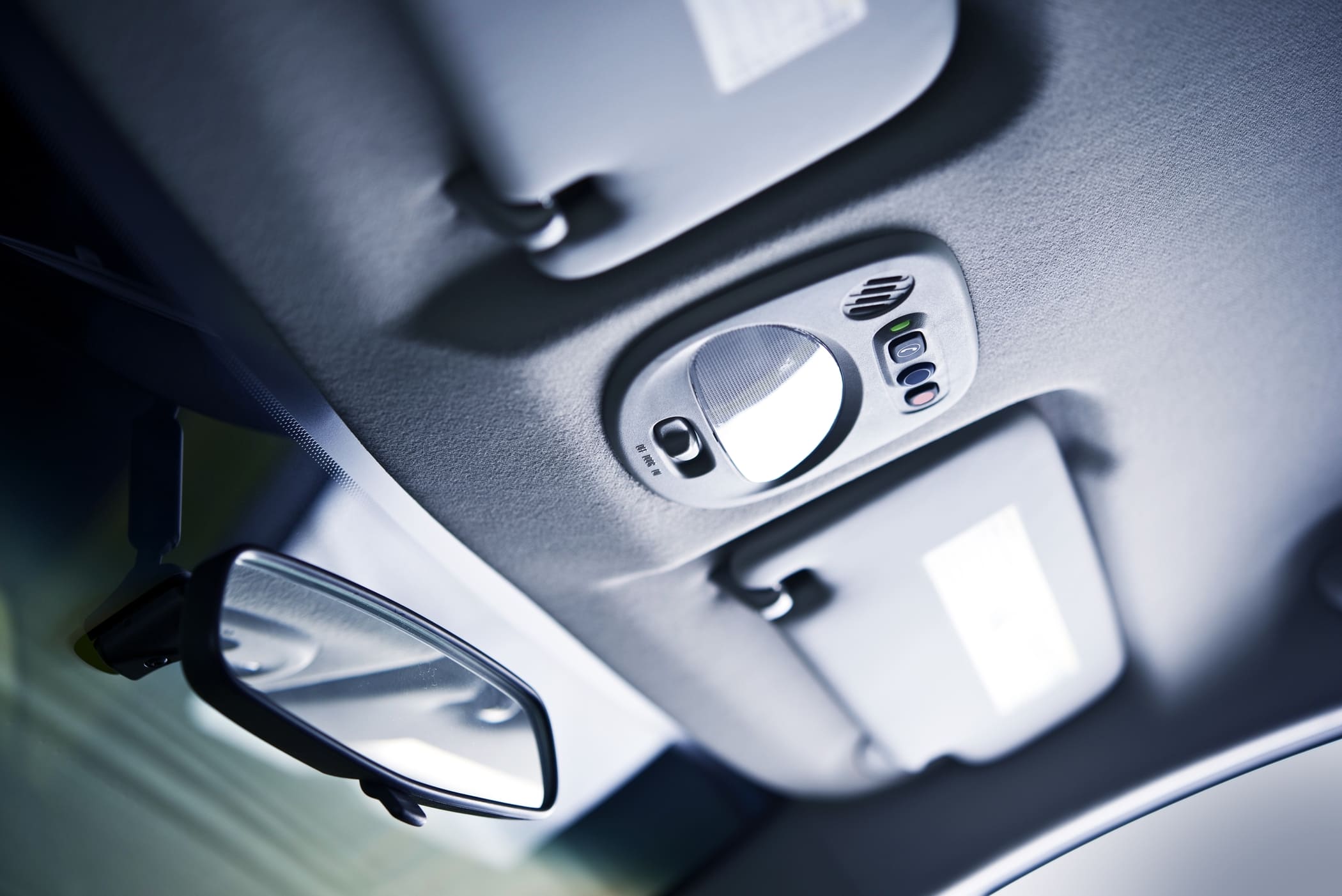 Cielo Auto Scollato: Cause, Rischi del Fai-da-Te e Soluzioni Professionali