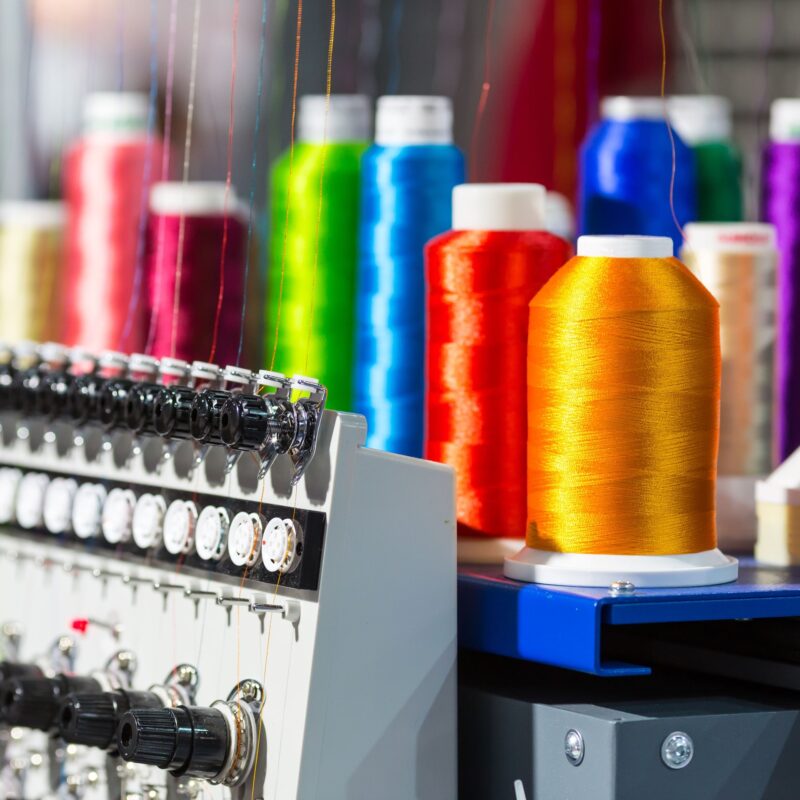 Ricamo industriale su pelle e tessuti: precisione, resistenza e personalizzazione