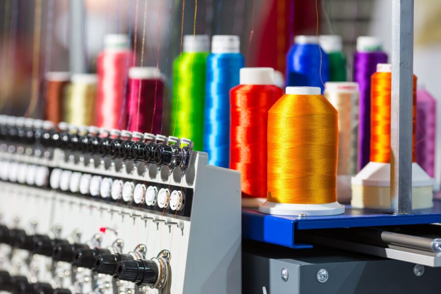 Ricamo industriale su pelle e tessuti: precisione, resistenza e personalizzazione
