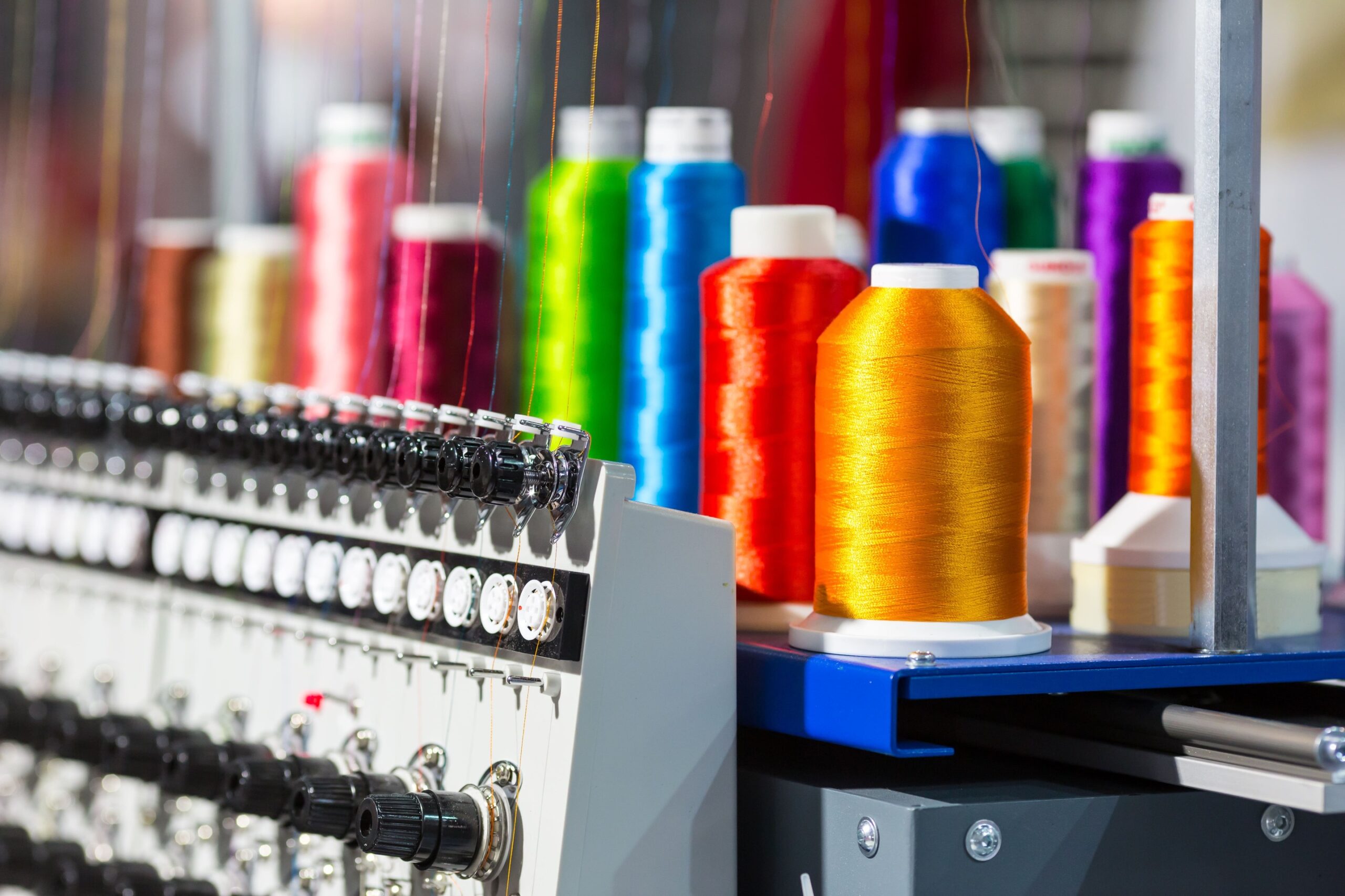Ricamo industriale su pelle e tessuti: precisione, resistenza e personalizzazione